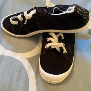 Casual black tennis shoes